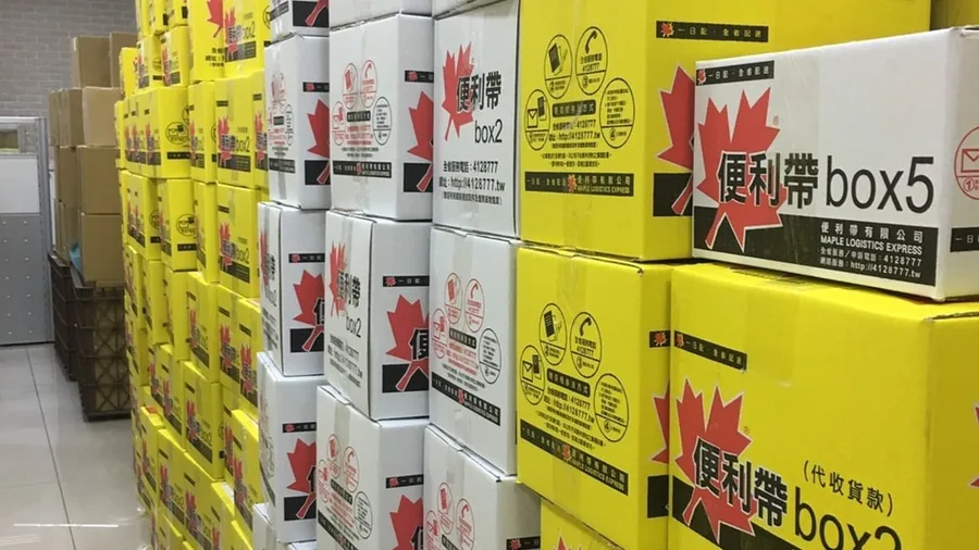 倉庫裡堆滿等待出貨的宅配紙箱